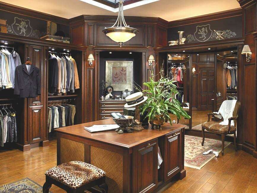 luxury-walk-in-closet-large-with-mirror-and-center